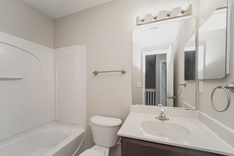1,630/Mo, 16927 Greenlawn Hills Ct Charlotte, NC 28213 Bathroom View