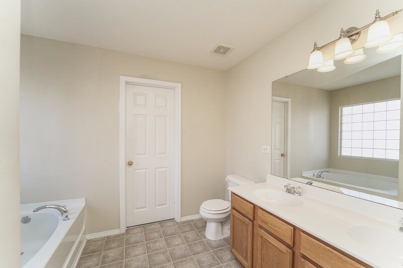 2,060/Mo, 9114 Newfield St Charlotte, NC 28216 Main Bathroom View