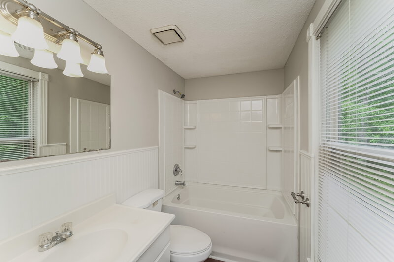 2,045/Mo, 5708 Running Wood Lane Charlotte, NC 28215 Main Bathroom View