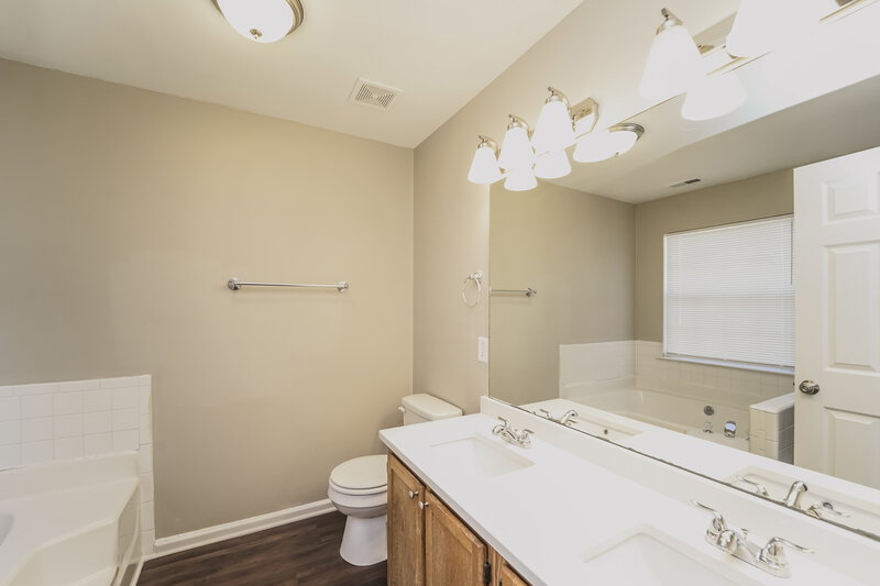 1,870/Mo, 11718 Long Forest Dr Charlotte, NC 28269 Main Bathroom View