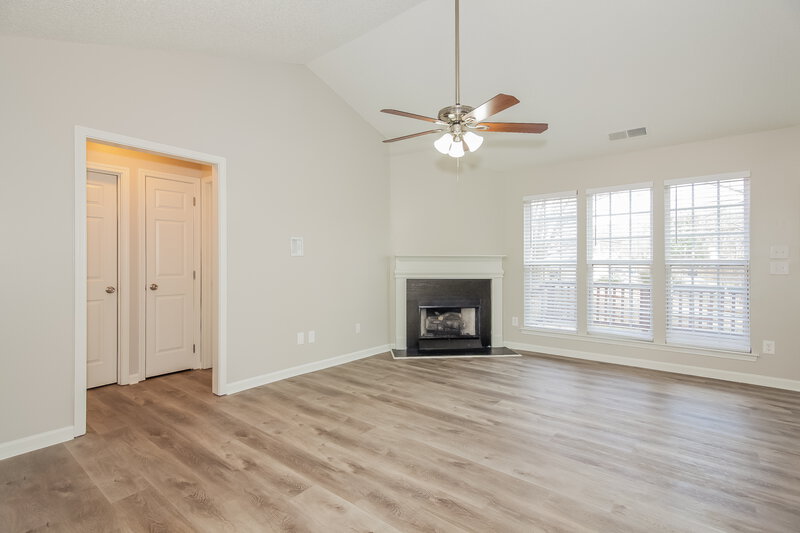 1,880/Mo, 105 Silverleaf Rd Mount Holly, NC 28120 Living Room View