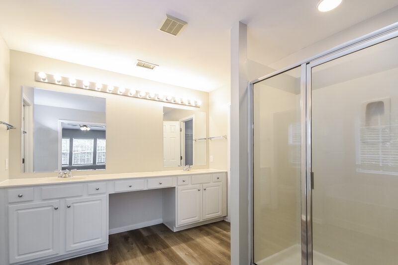 2,620/Mo, 2533 Red Birch Dr Charlotte, NC 28262 Main Bathroom View