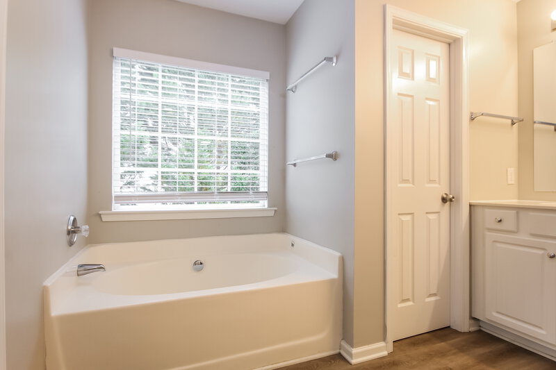 2,620/Mo, 2533 Red Birch Dr Charlotte, NC 28262 Main Bathroom View 2