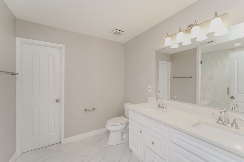 1,955/Mo, 10405 Yellow Rose Ln Charlotte, NC 28269 Main Bathroom View