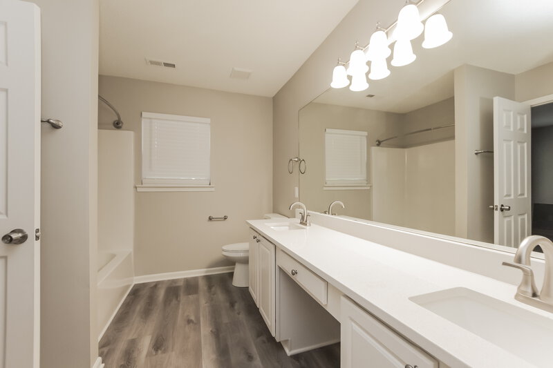 1,905/Mo, 6319 Fresh Wind Ave Charlotte, NC 28212 Main Bathroom View 2