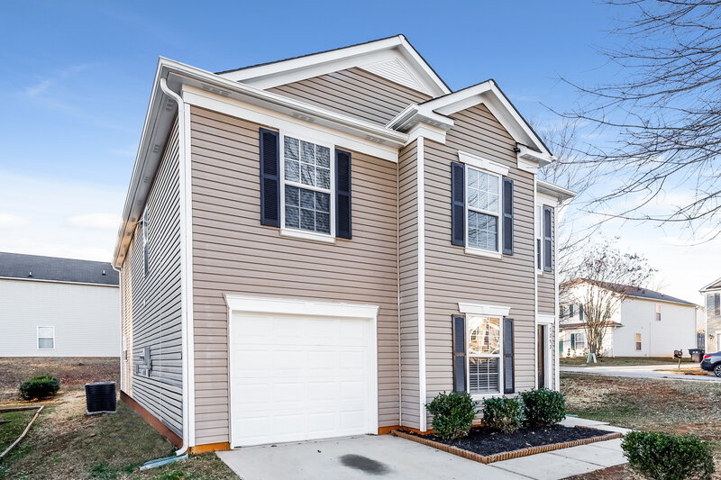 1,740/Mo, 7249 Fox Point Dr Charlotte, NC 28269 Front View 2