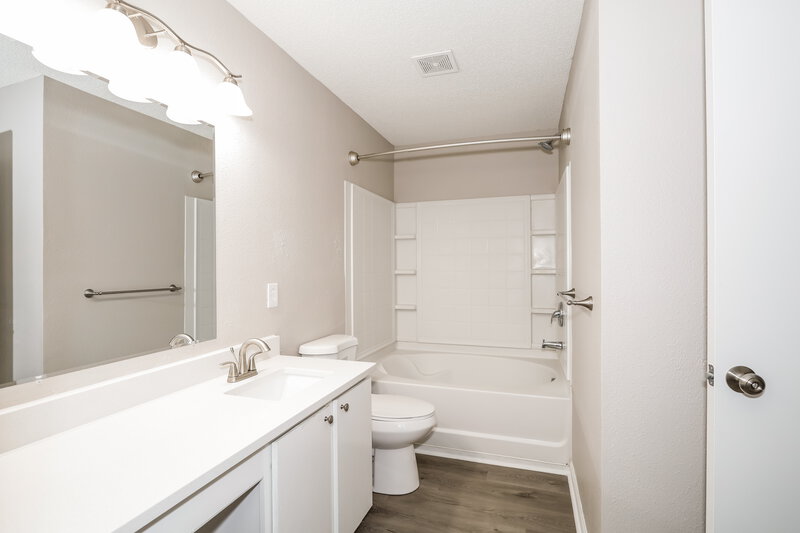 1,740/Mo, 7249 Fox Point Dr Charlotte, NC 28269 Main Bathroom View