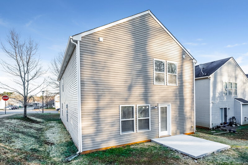 1,740/Mo, 7249 Fox Point Dr Charlotte, NC 28269 Rear View 2