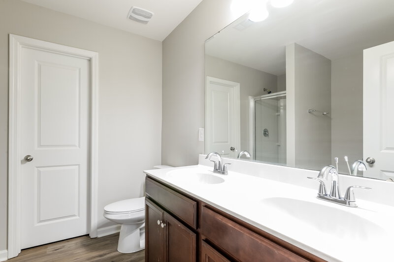 2,260/Mo, 2613 Cider Ridge Rd # 52 Dallas, NC 28034 Bathroom View