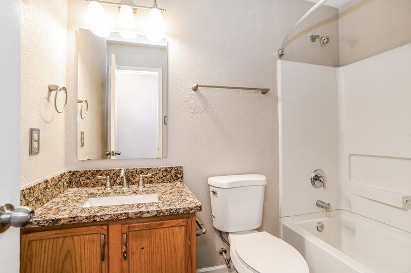 1,800/Mo, 6519 Matlea Ct Charlotte, NC 28215 Bathroom View