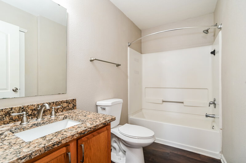 1,800/Mo, 6519 Matlea Ct Charlotte, NC 28215 Main Bathroom View