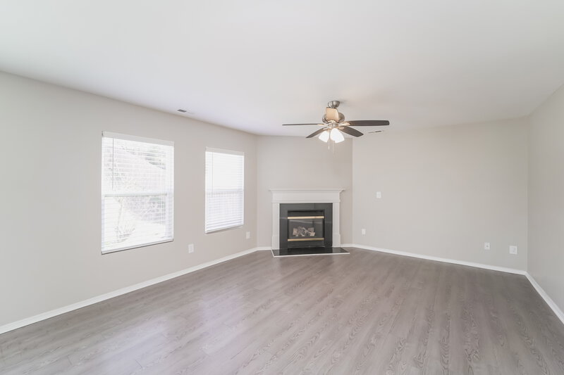 2,125/Mo, 2912 Buckleigh Dr Charlotte, NC 28215 Living Room View 2