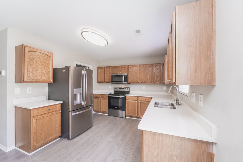 2,125/Mo, 2912 Buckleigh Dr Charlotte, NC 28215 Kitchen View 2