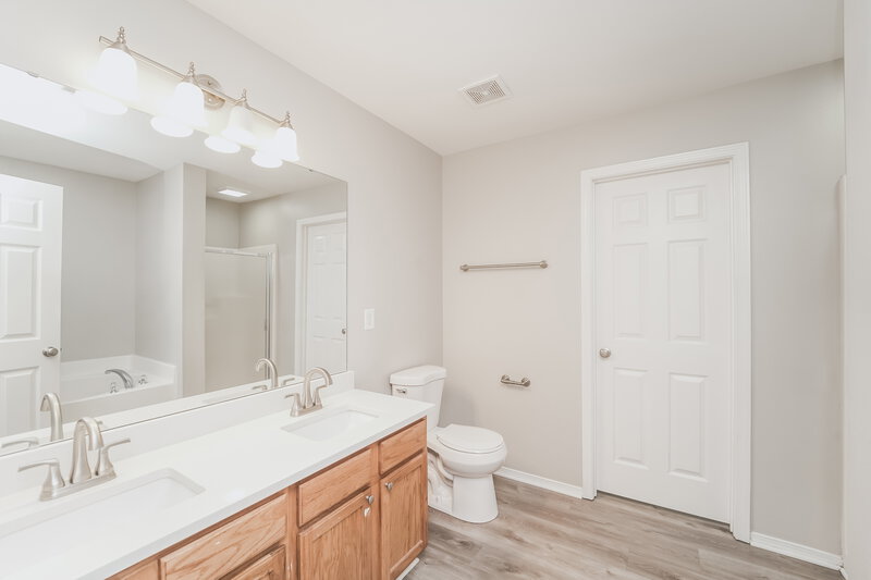 2,125/Mo, 2912 Buckleigh Dr Charlotte, NC 28215 Main Bathroom View