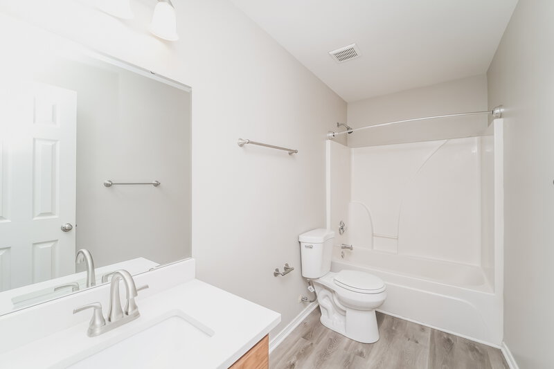2,125/Mo, 2912 Buckleigh Dr Charlotte, NC 28215 Bathroom View