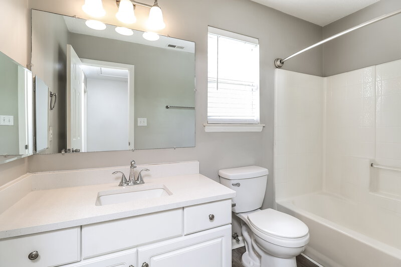 1,930/Mo, 2601 Clarencefield Drive Charlotte, NC 28216 Main Bathroom View