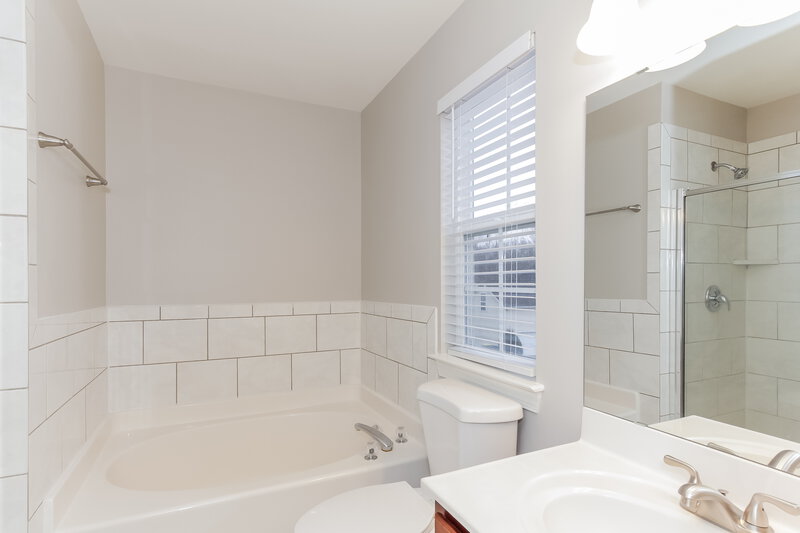 1,915/Mo, 4810 Samuel Richard St Kannapolis, NC 28083 Main Bathroom View