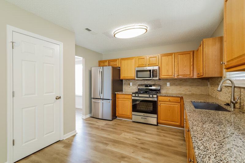 2,045/Mo, 127 Ranlo Ave Gastonia, NC 28054 Kitchen View 2