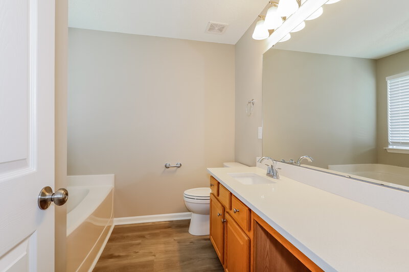 2,045/Mo, 127 Ranlo Ave Gastonia, NC 28054 Main Bathroom View
