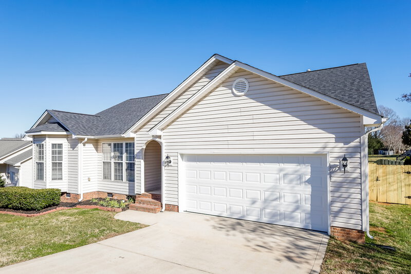 1,740/Mo, 636 Summey Farm Dr Dallas, NC 28034 Front View