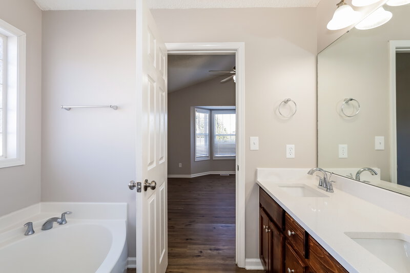 1,740/Mo, 636 Summey Farm Dr Dallas, NC 28034 Main Bathroom View