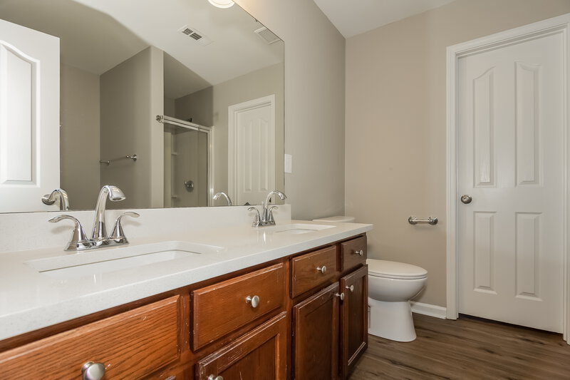 1,865/Mo, 927 River Trail Rd Lowell, NC 28098 Main Bathroom View