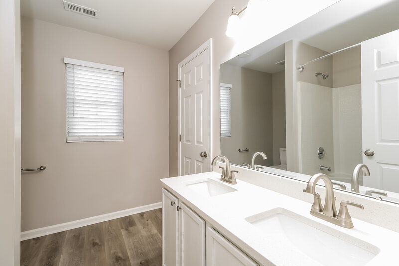 1,830/Mo, 6516 Lynmont Dr Charlotte, NC 28212 Main Bathroom View