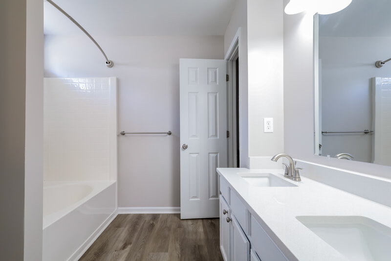 1,715/Mo, 1919 Bromwich Rd Charlotte, NC 28208 Main Bathroom View