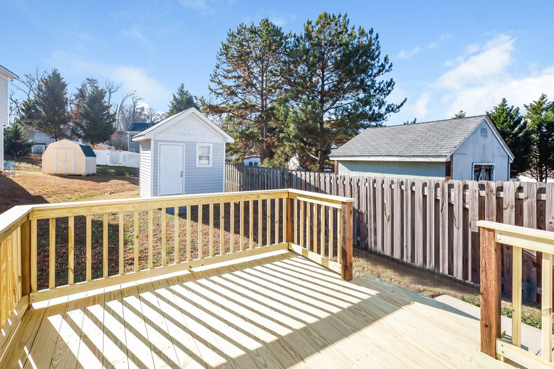 1,715/Mo, 1919 Bromwich Rd Charlotte, NC 28208 Deck View