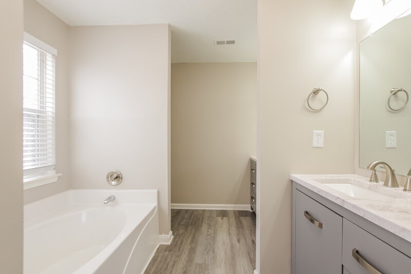 2,030/Mo, 8416 Bristol Ford Pl Charlotte, NC 28215 Main Bathroom View