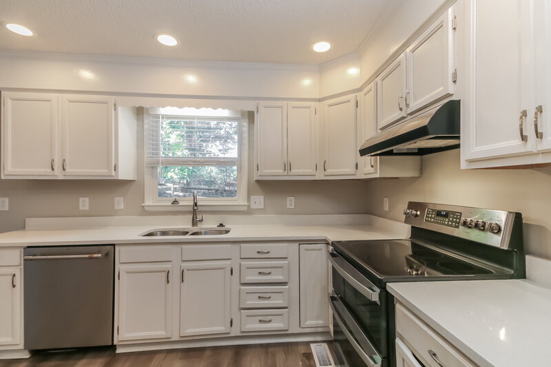 1,915/Mo, 524 Robin Dr Monroe, NC 28112 Kitchen View 2