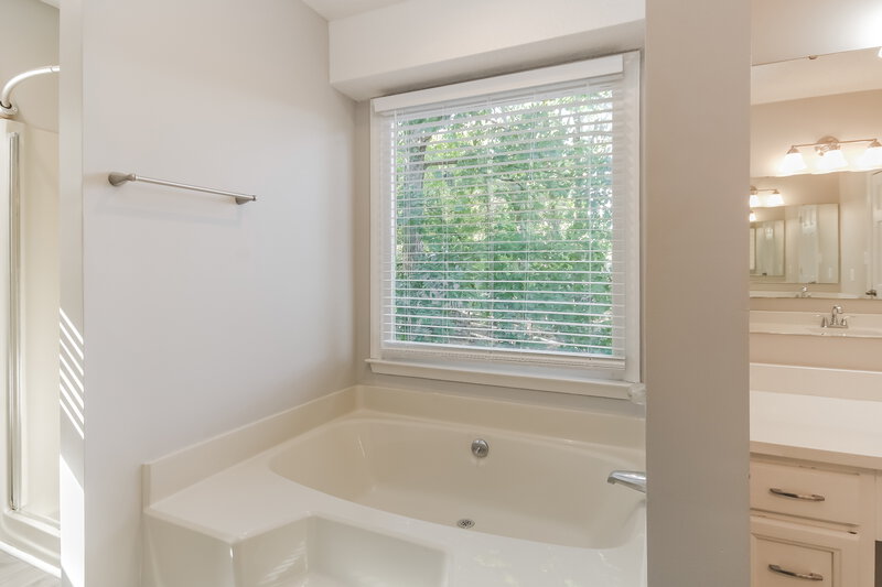 1,915/Mo, 524 Robin Dr Monroe, NC 28112 Main Bathroom View 2