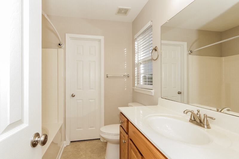 1,680/Mo, 14335 O Casey Ln Charlotte, NC 28213 Main Bathroom View