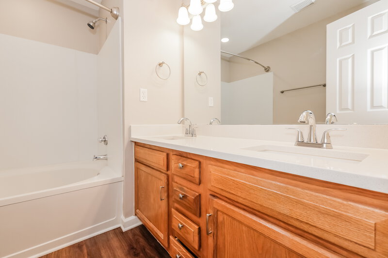 2,455/Mo, 8927 Scotch Heather Way Charlotte, NC 28277 Main Bathroom View