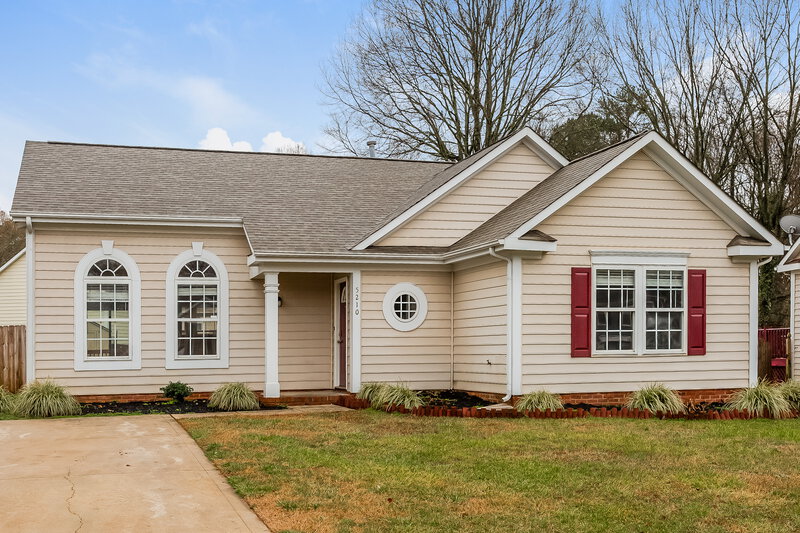 1,965/Mo, 5210 Grenelefe Village Rd Charlotte, NC 28269 Front View 2