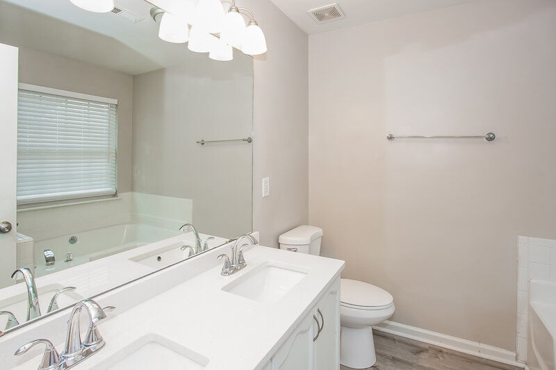 1,965/Mo, 5210 Grenelefe Village Rd Charlotte, NC 28269 Main Bathroom View
