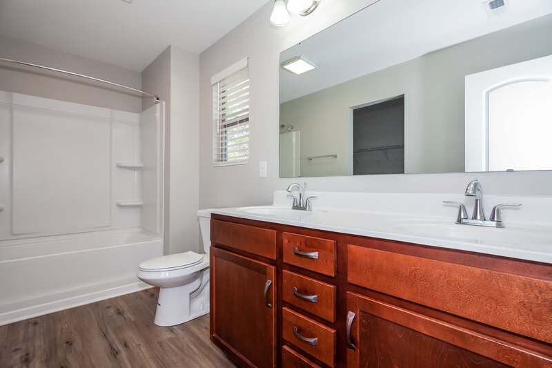 1,775/Mo, 839 Sherman St Gastonia, NC 28052 Main Bathroom View