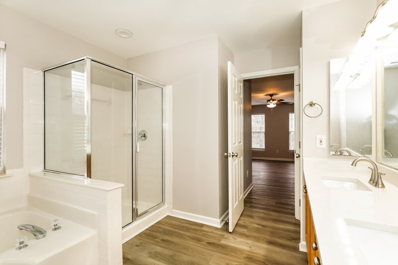 2,065/Mo, 12827 Winget Rd Charlotte, NC 28278 Main Bathroom View