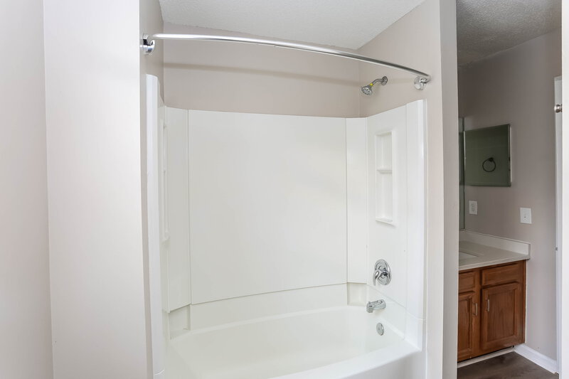 1,935/Mo, 7120 Spandril Ln Charlotte, NC 28215 Main Bathroom View