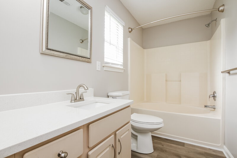 1,910/Mo, 8809 Little Hampton Pl Charlotte, NC 28215 Main Bathroom View