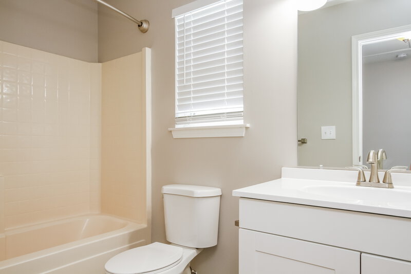 1,910/Mo, 8809 Little Hampton Pl Charlotte, NC 28215 Bathroom View