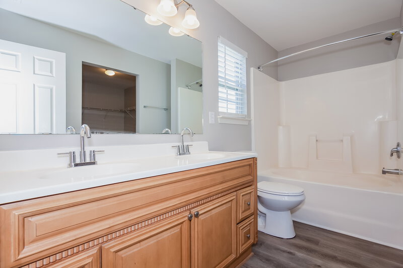 1,935/Mo, 1139 Blue Topaz Dr Dallas, NC 28034 Main Bathroom View
