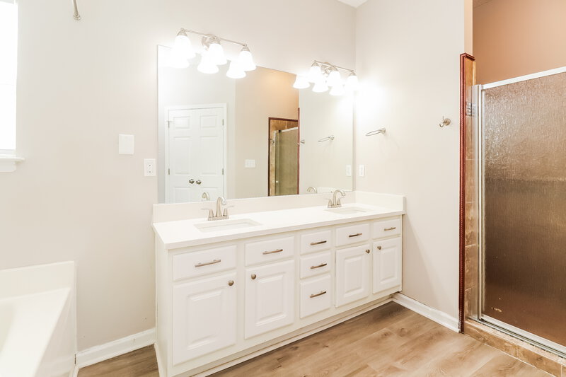 2,050/Mo, 7230 Frances Irene Dr Charlotte, NC 28215 Main Bathroom View