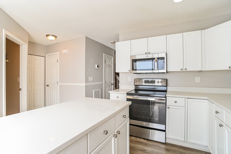 1,635/Mo, 5966 Cougar Ln Charlotte, NC 28269 Kitchen View 2