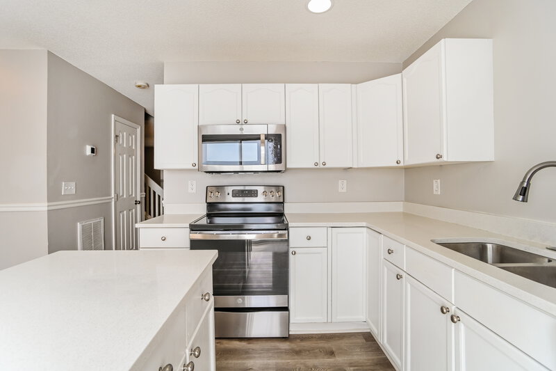 1,635/Mo, 5966 Cougar Ln Charlotte, NC 28269 Kitchen View 3