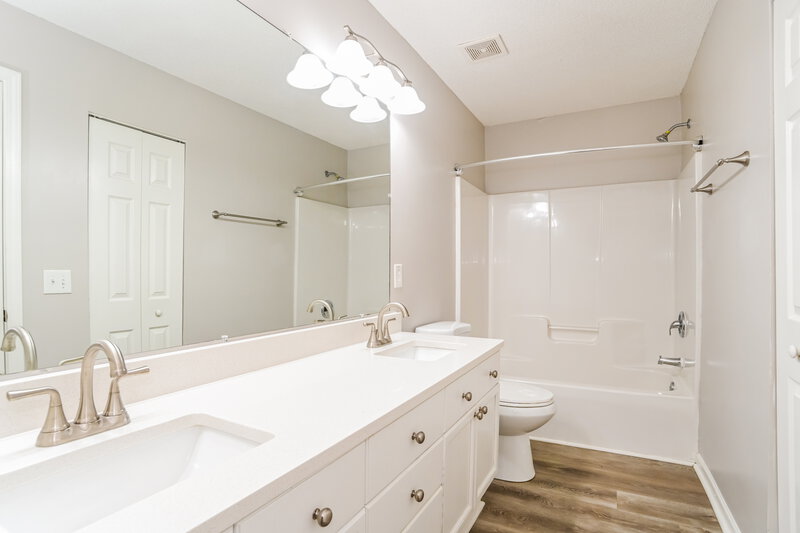 1,635/Mo, 5966 Cougar Ln Charlotte, NC 28269 Main Bathroom View