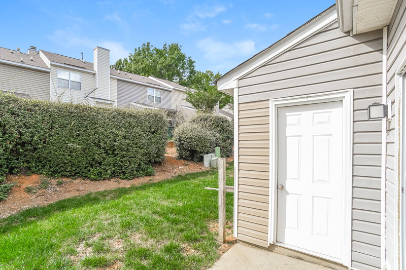 1,635/Mo, 5966 Cougar Ln Charlotte, NC 28269 Backyard View