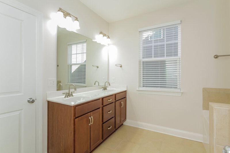 3,080/Mo, 7632 Cushing Dr # 74 Charlotte, NC 28216 Main Bathroom View