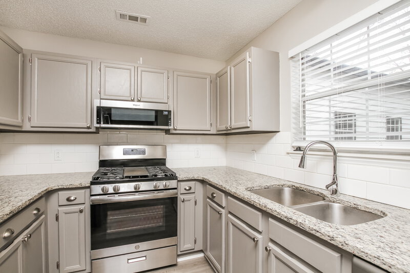 2,305/Mo, 100 Bath Cir Huntersville, NC 28078 Kitchen View 2