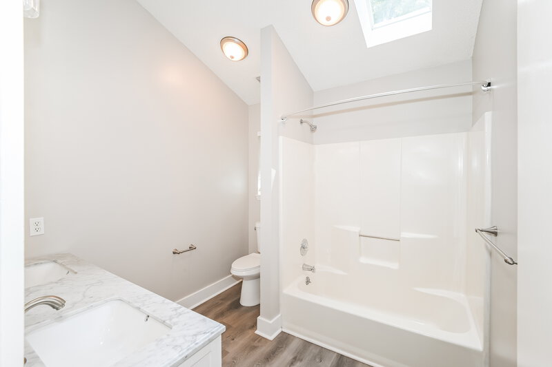 2,270/Mo, 100 Bath Cir Huntersville, NC 28078 Main Bathroom View